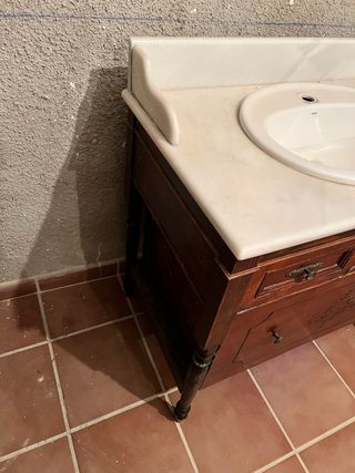 Mueble de baño clásico madera y mármol