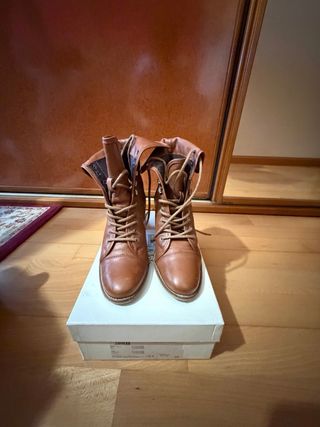 Botas de piel con cordones marrones