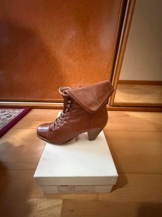 Botas de piel con cordones marrones