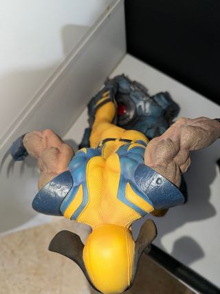 Figura Wolverine Sideshow 1/4 y caja de arte