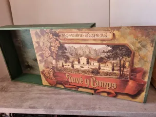 Caja de vinos antigua Juvé y Camps