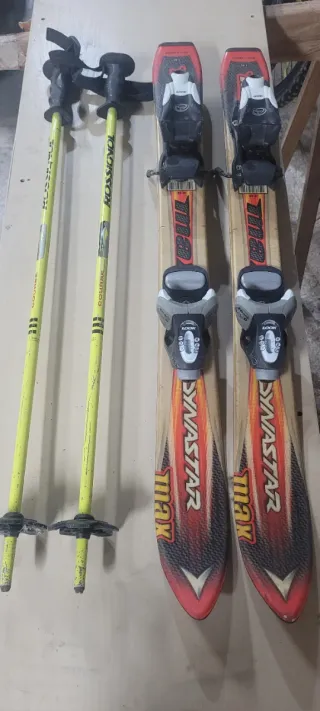 Esquís y bastones para niños