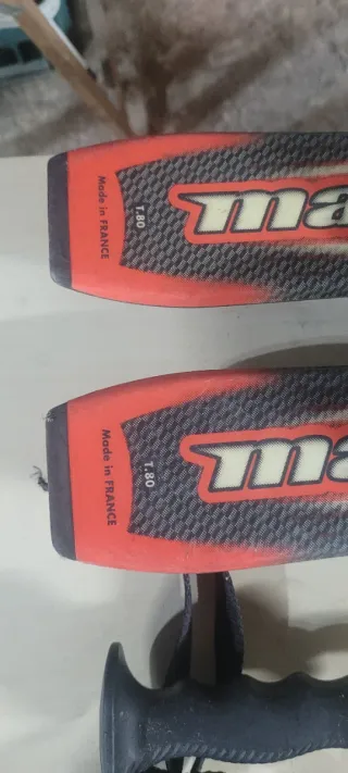 Esquís y bastones para niños