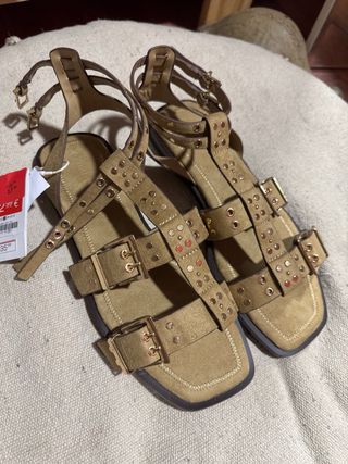 Sandalias gladiador marrones y doradas