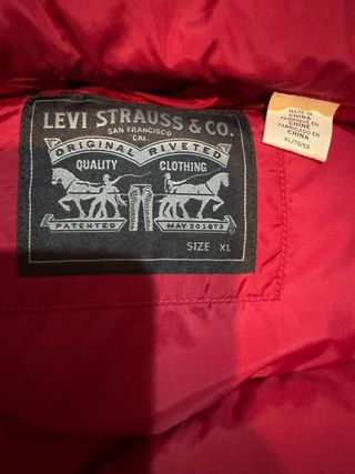 Chaleco Levi's de plumas beige y rojo