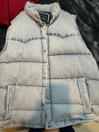 Chaleco Levi's de plumas beige y rojo