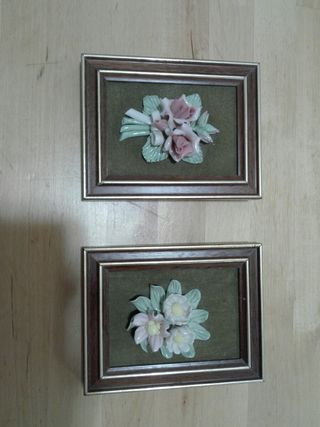 2 Quadri in Rilievi di Fiori in Porcellana e Legno