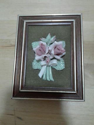 2 Quadri in Rilievi di Fiori in Porcellana e Legno