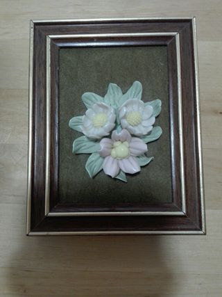 2 Quadri in Rilievi di Fiori in Porcellana e Legno