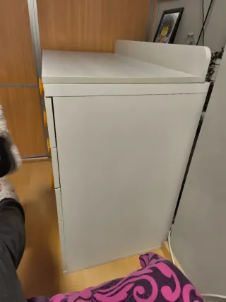 Cómoda Ros blanca con tiradores naranjas