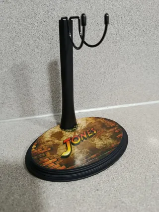 Caja Indiana Jones 1/6 Present Toys+base incluida.