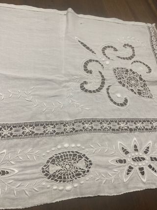 Tela bordada antigua