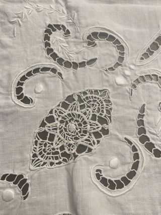 Tela bordada antigua