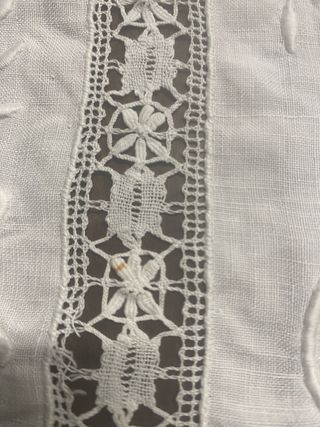 Tela bordada antigua