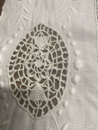 Tela bordada antigua