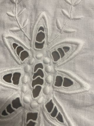 Tela bordada antigua