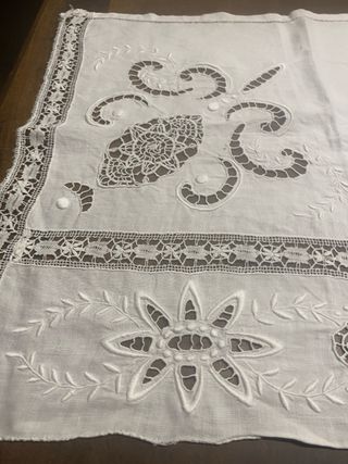 Tela bordada antigua