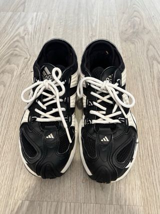 Zapatillas Adidas Negras y Blancas