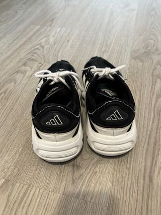 Zapatillas Adidas Negras y Blancas