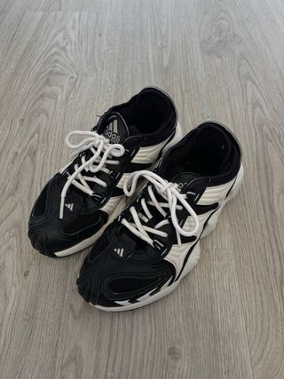 Zapatillas Adidas Negras y Blancas