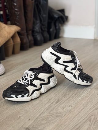 Zapatillas Adidas Negras y Blancas