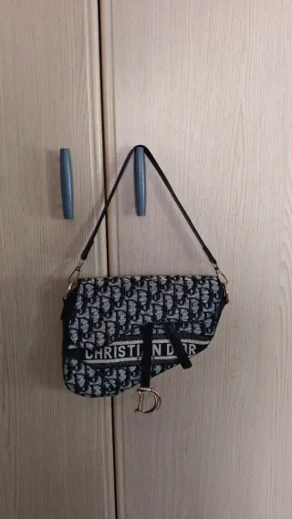 Bolso con letras en negro