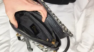 Bolso con letras en negro