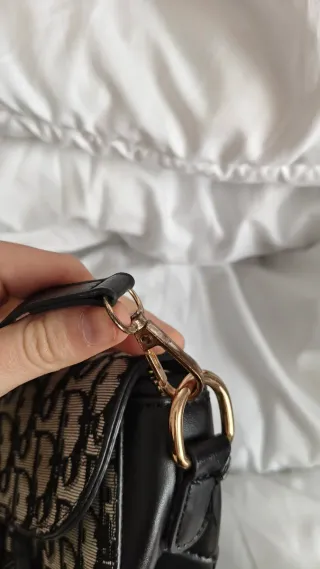 Bolso con letras en negro