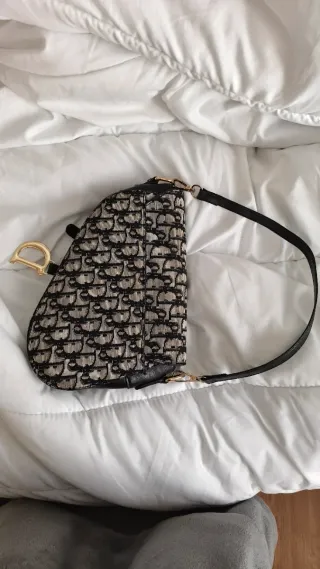 Bolso con letras en negro