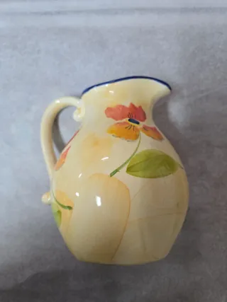 jarra de cerámica artesanal con un diseño floral