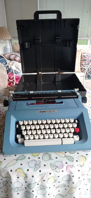 Máquina de escribir Olivetti Studio 46 azul