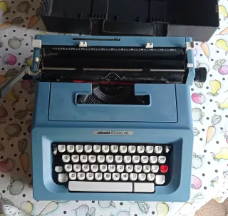 Máquina de escribir Olivetti Studio 46 azul