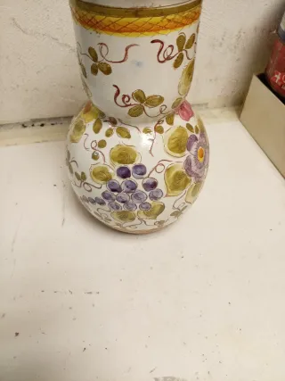 Jarrón de cerámica pintado a mano