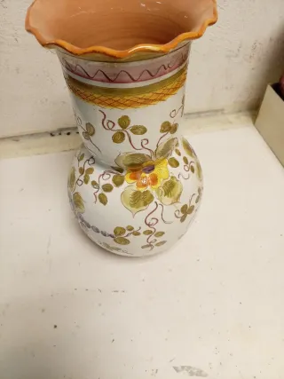 Jarrón de cerámica pintado a mano