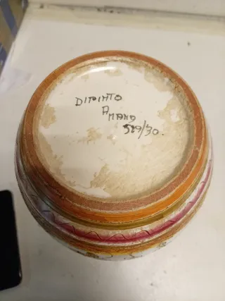 Jarrón de cerámica pintado a mano