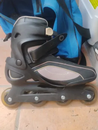 Patines en línea negros y grises