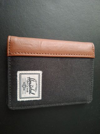 Cartera Herschel Negra y Marrón