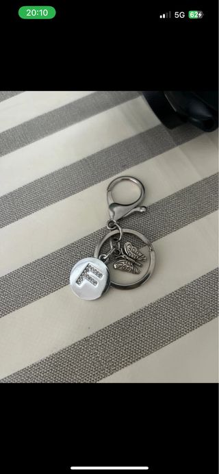 Portachiavi con iniziale F e farfalla