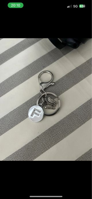 Portachiavi con iniziale F e farfalla