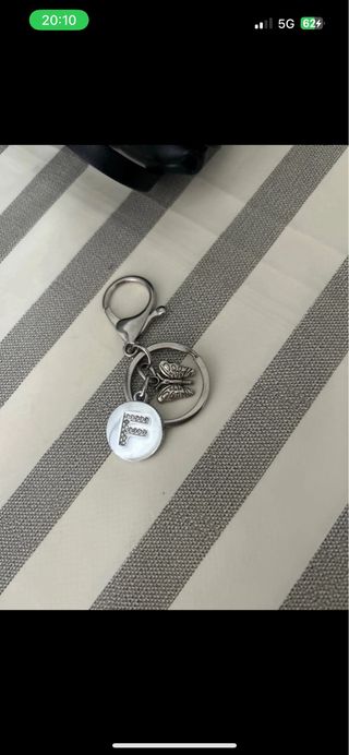 Portachiavi con iniziale F e farfalla