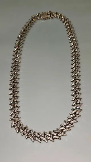 Collar plateado con incrustaciones