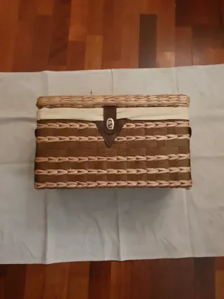 Baul de mimbre decorativo