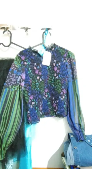 Blusa estampada floral manga larga