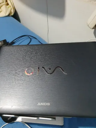 Portatil sony vaio sin batería con cargador