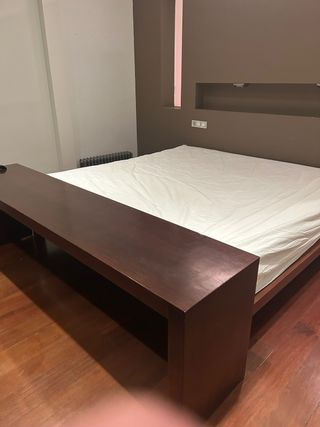 Estructura de cama con mesa móvil