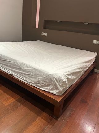 Estructura de cama con mesa móvil