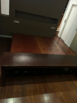 Estructura de cama con mesa móvil