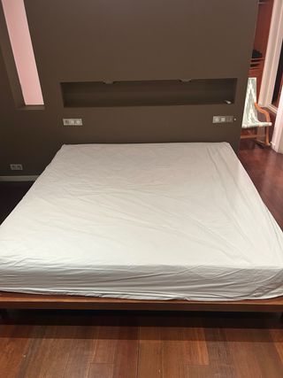 Estructura de cama con mesa móvil