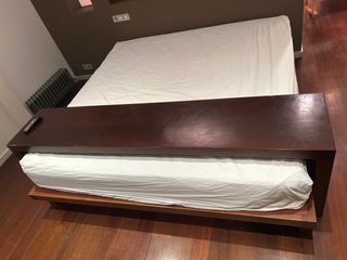 Estructura de cama con mesa móvil