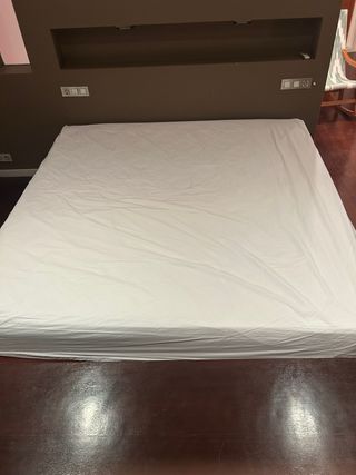 Estructura de cama con mesa móvil